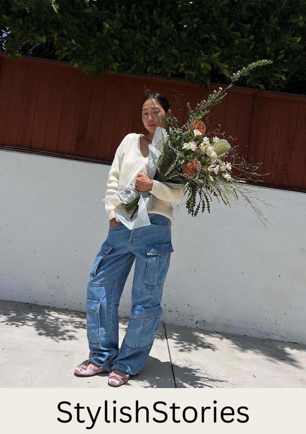 Woman wearing baggy cargo jeans and a cardigan with ballet flats.