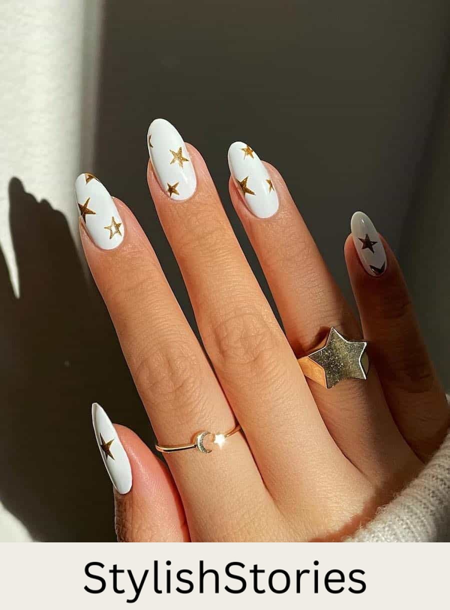 medium white round nails with gold stars