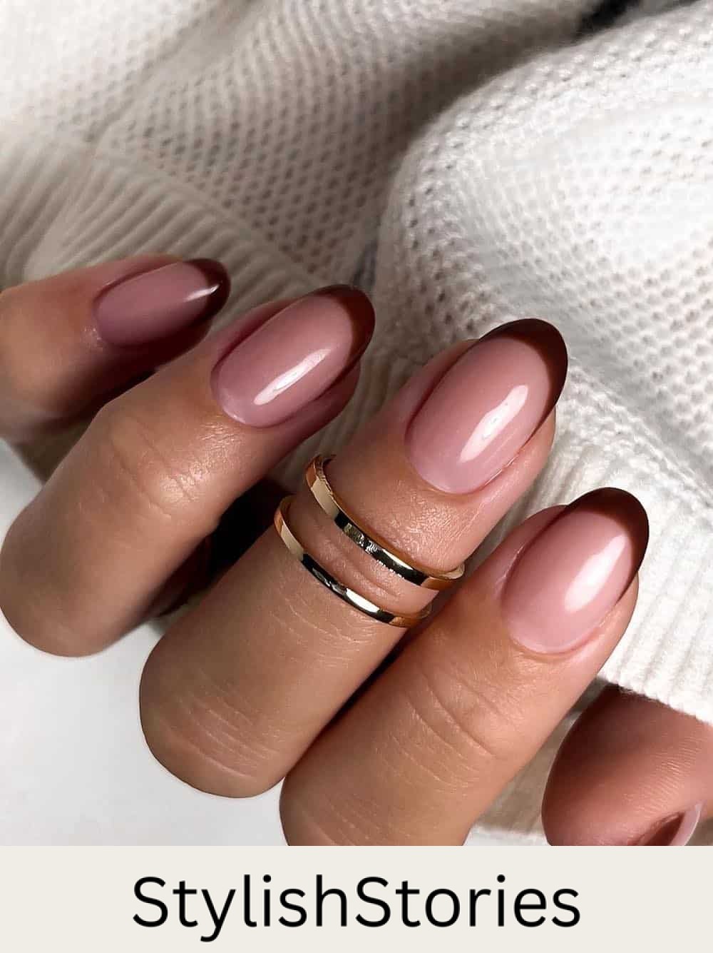 short nude nails with brown tips