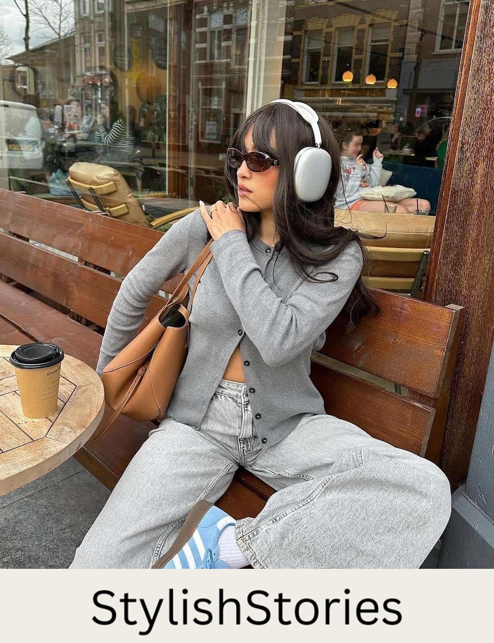 Woman wearing jeans, a grey cardigan and sambas.