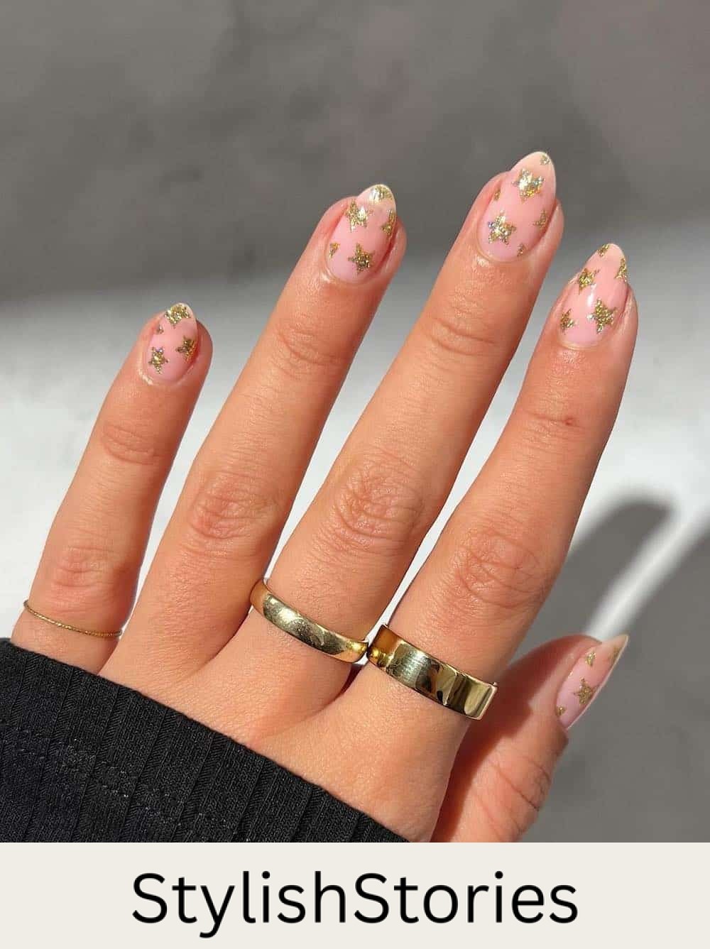 short nude nails with gold glitter stars