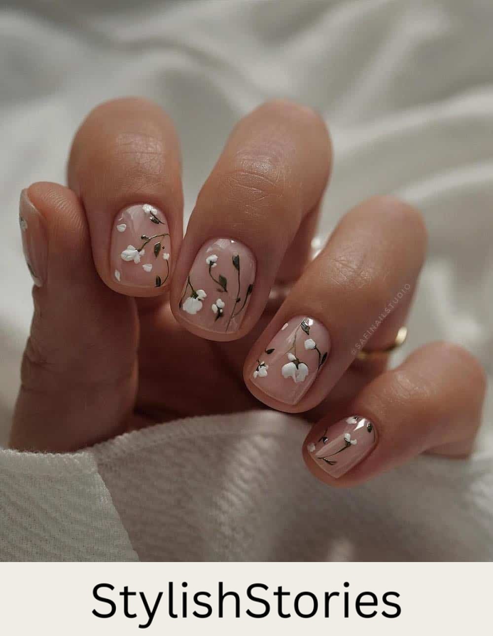 short nude nails with white flowers