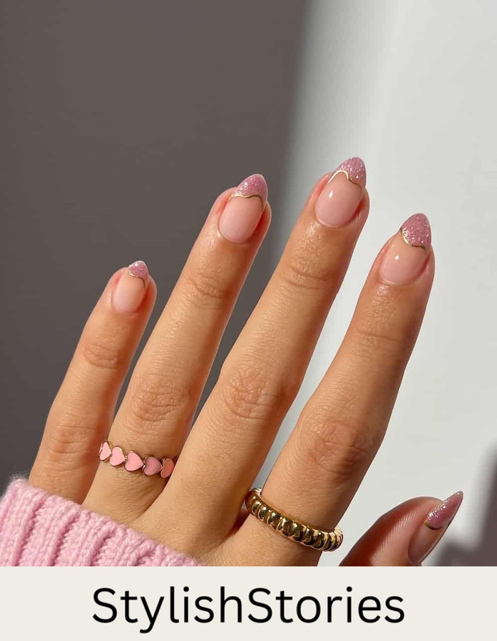 short nude nails with velvety pink tips and wavy silver borders