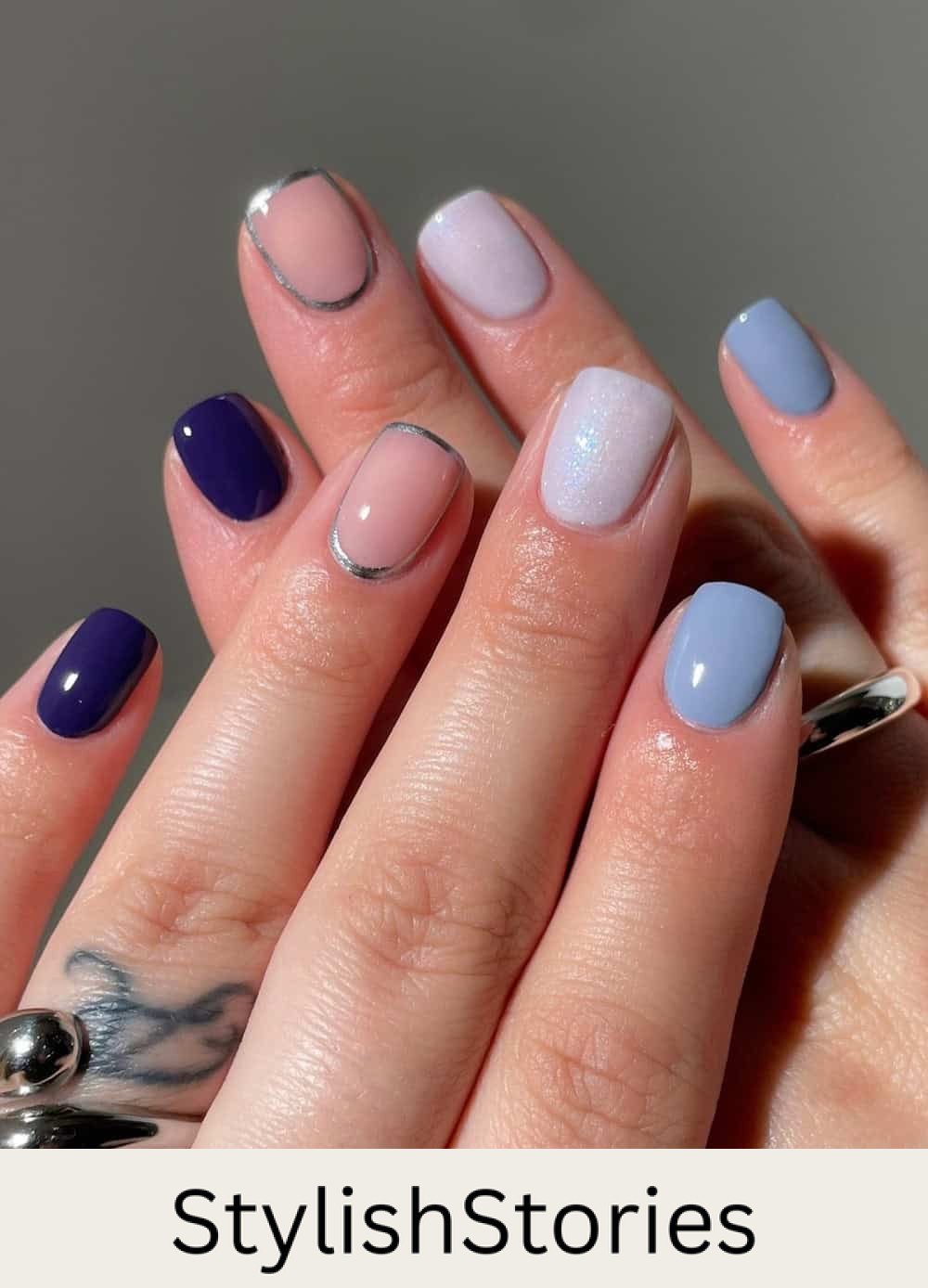 short nails with shades of blue, glitter, and silver border nails