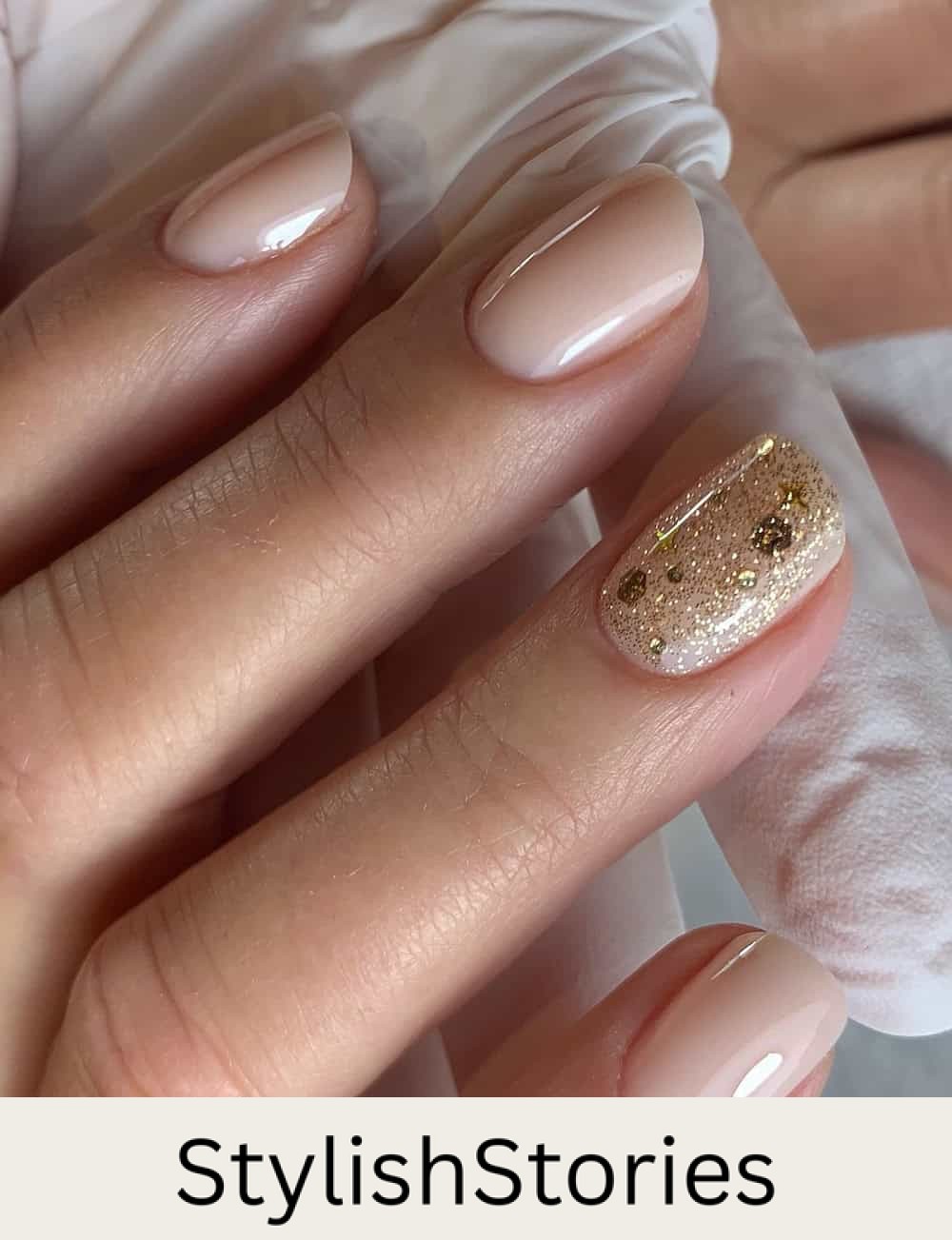 short nude nails with gold glitter accent nail